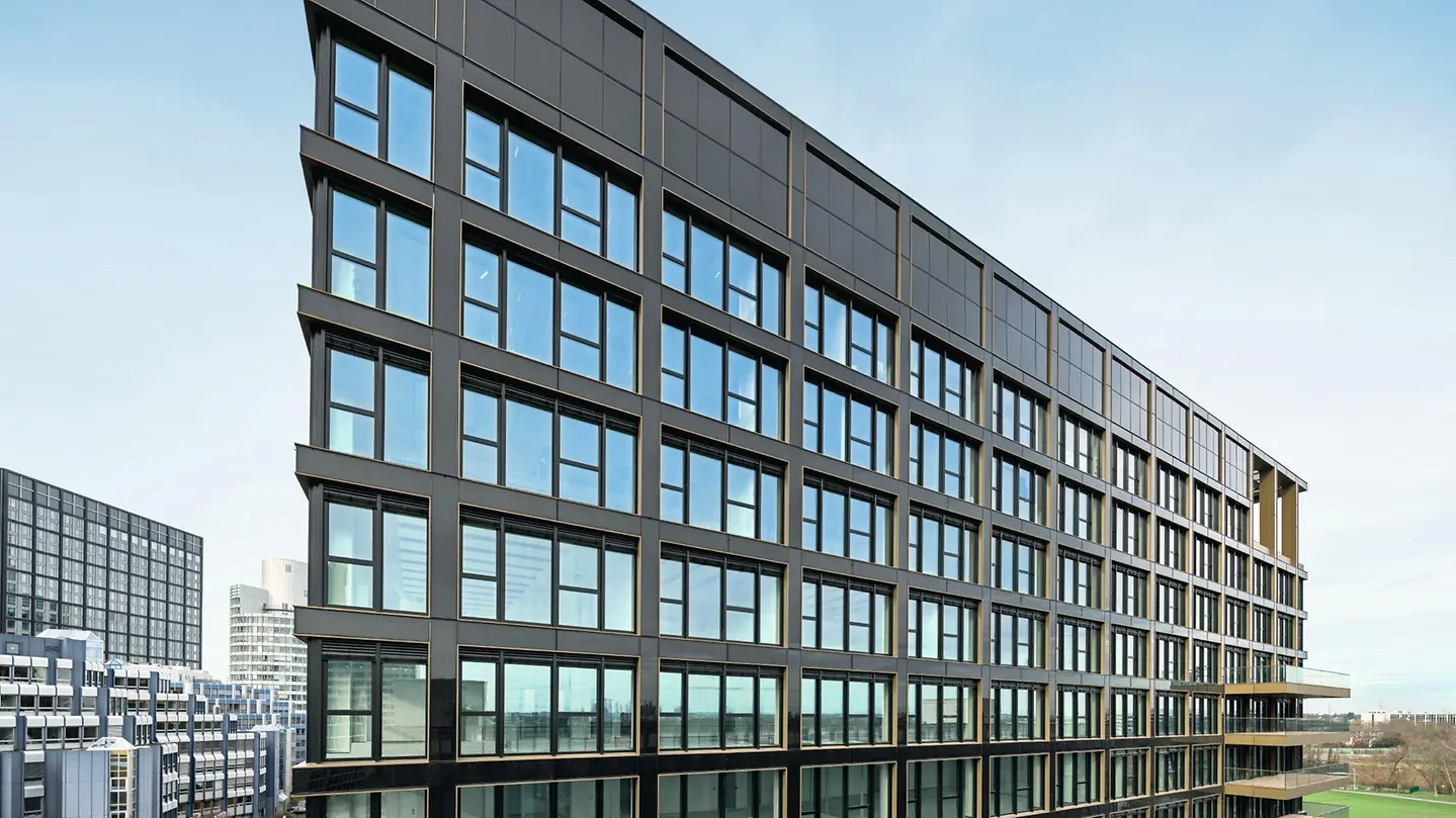 Office building with a dark Schüco FWS 50 façade grid – aluminum curtain walls featured on Schüco Curtain Wall Systems USA | FWS & AOC Façades