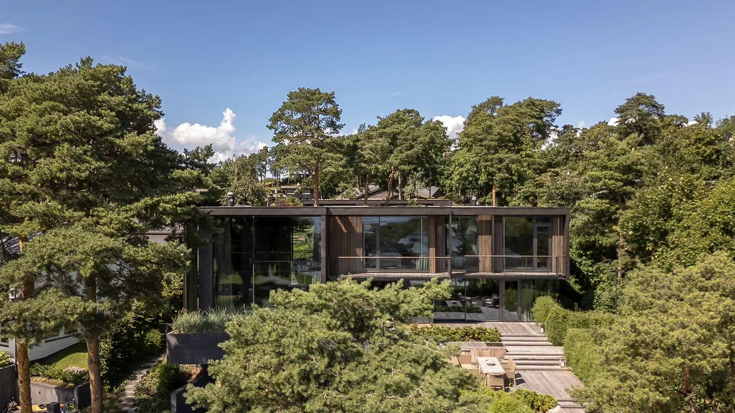 Woodland villa with an integrated Schüco FWS 60 glass façade – aluminum curtain walls featured on Schüco Curtain Wall Systems USA | FWS & AOC Façades