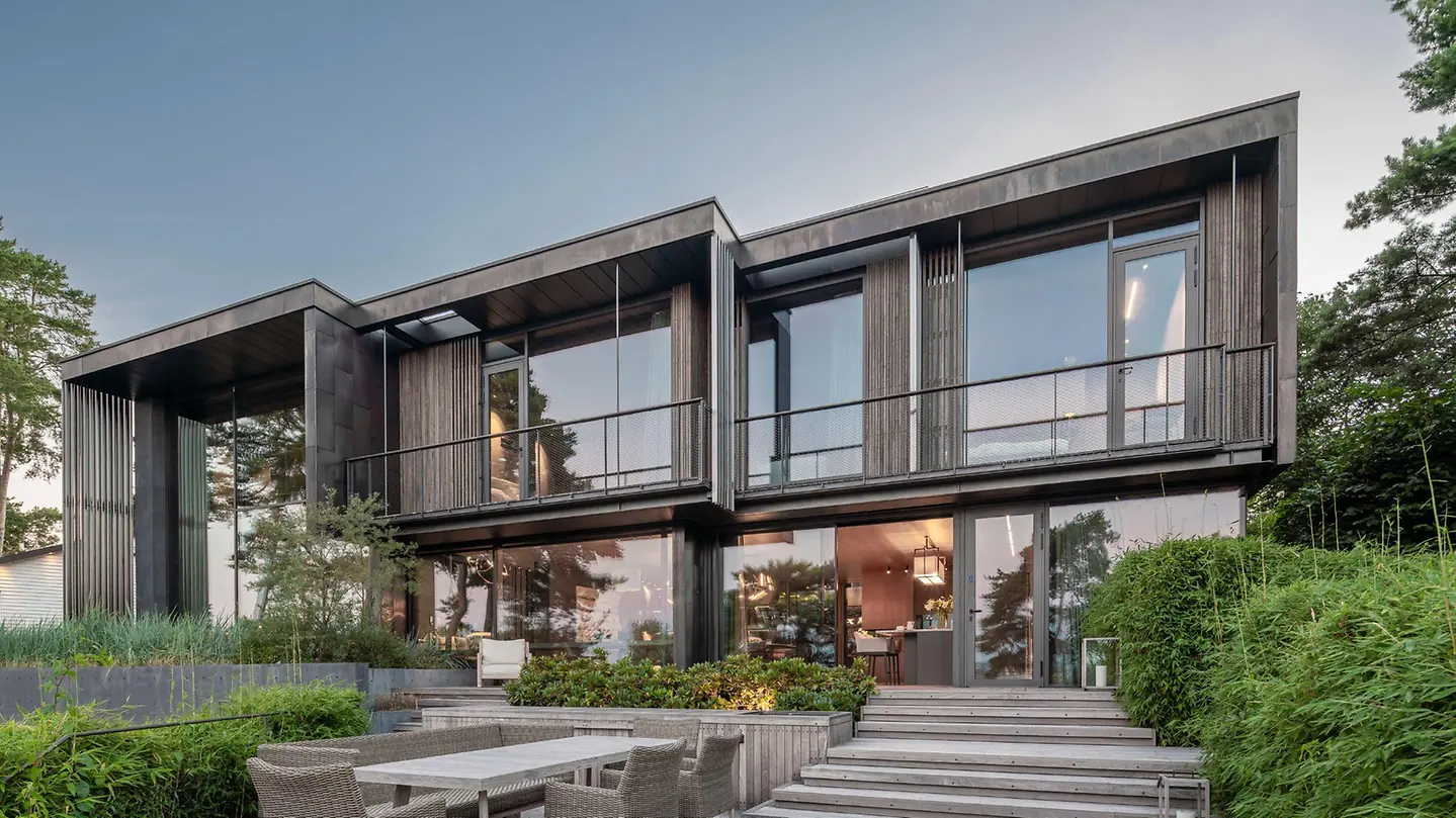 Contemporary house with floor-to-ceiling Schüco façade glazing – aluminum curtain walls featured on Schüco Curtain Wall Systems USA | FWS & AOC Façades
