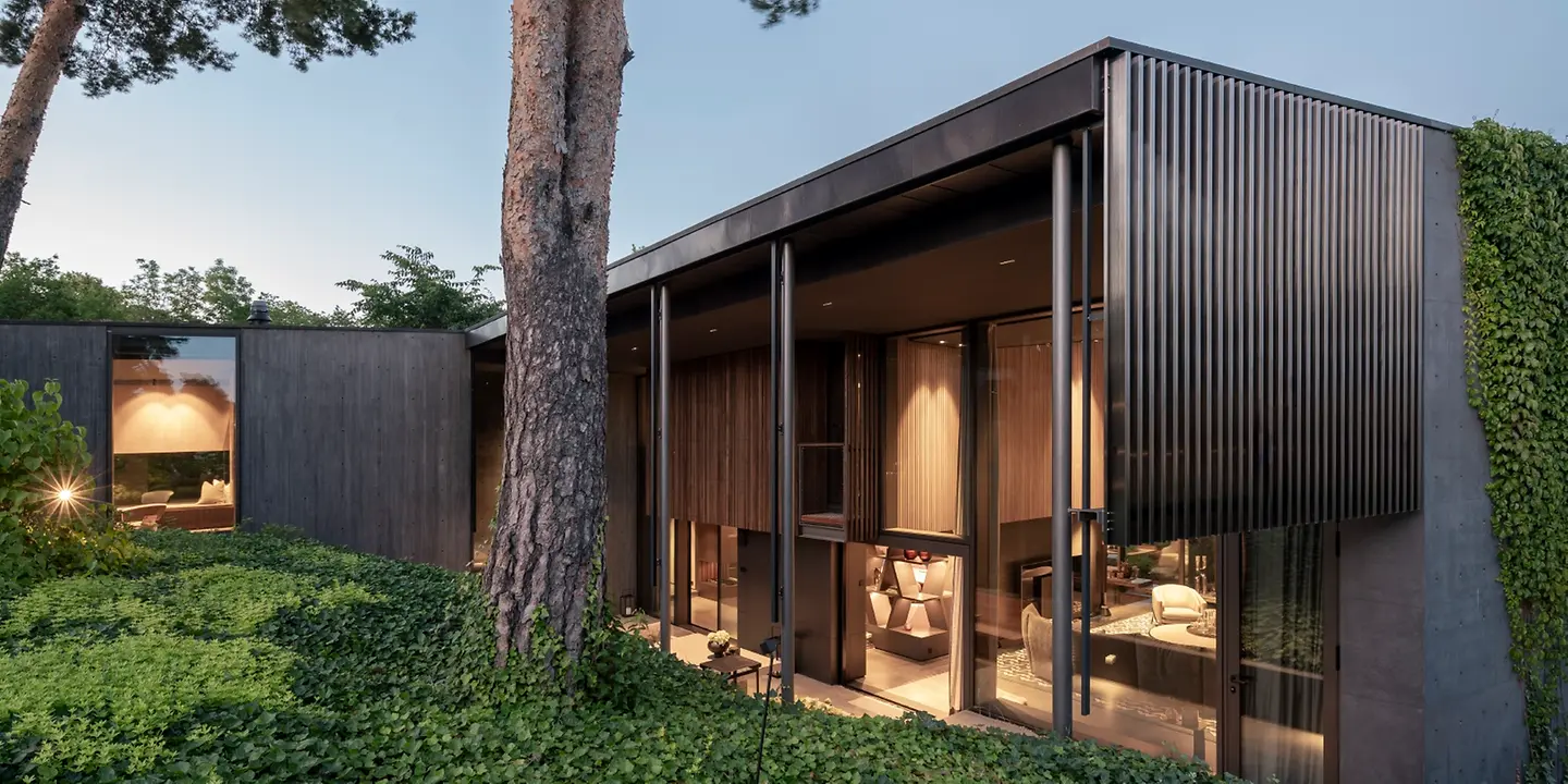Modern villa with Schüco façade glazing and vertical shading fins – aluminum curtain walls featured on Schüco Curtain Wall Systems USA | FWS & AOC Façades