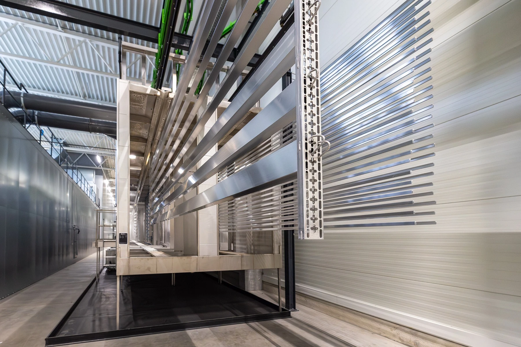 Automatic powder coating of aluminum profiles