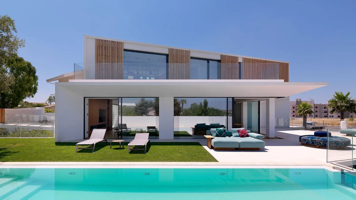 Poolside residence with Schüco ASE 67 PD panorama sliding doors – aluminum sliding doors featured on Schüco Sliding Glass Doors USA | ASE & Panorama