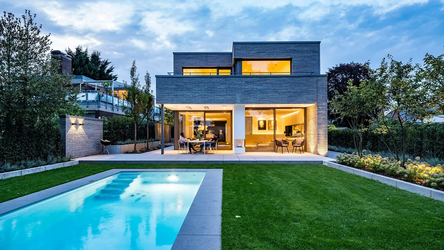 Contemporary home with Schüco ASE 80.HI sliding doors facing – aluminum sliding doors featured on Schüco Sliding Glass Doors USA | ASE & Panorama