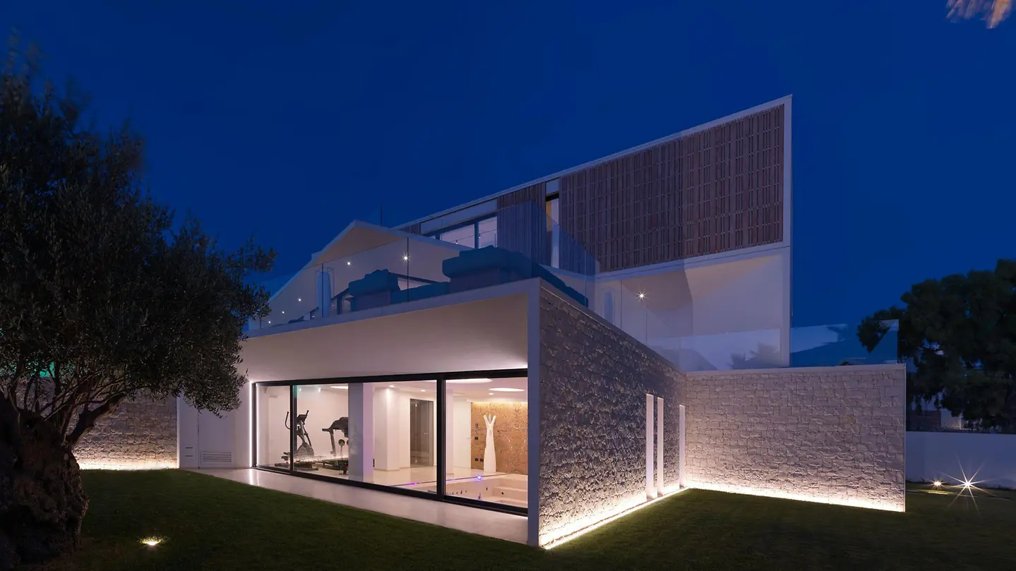 Modern residence with a minimal-frame Schüco sliding glass – aluminum sliding doors featured on Schüco Sliding Glass Doors USA | ASE & Panorama