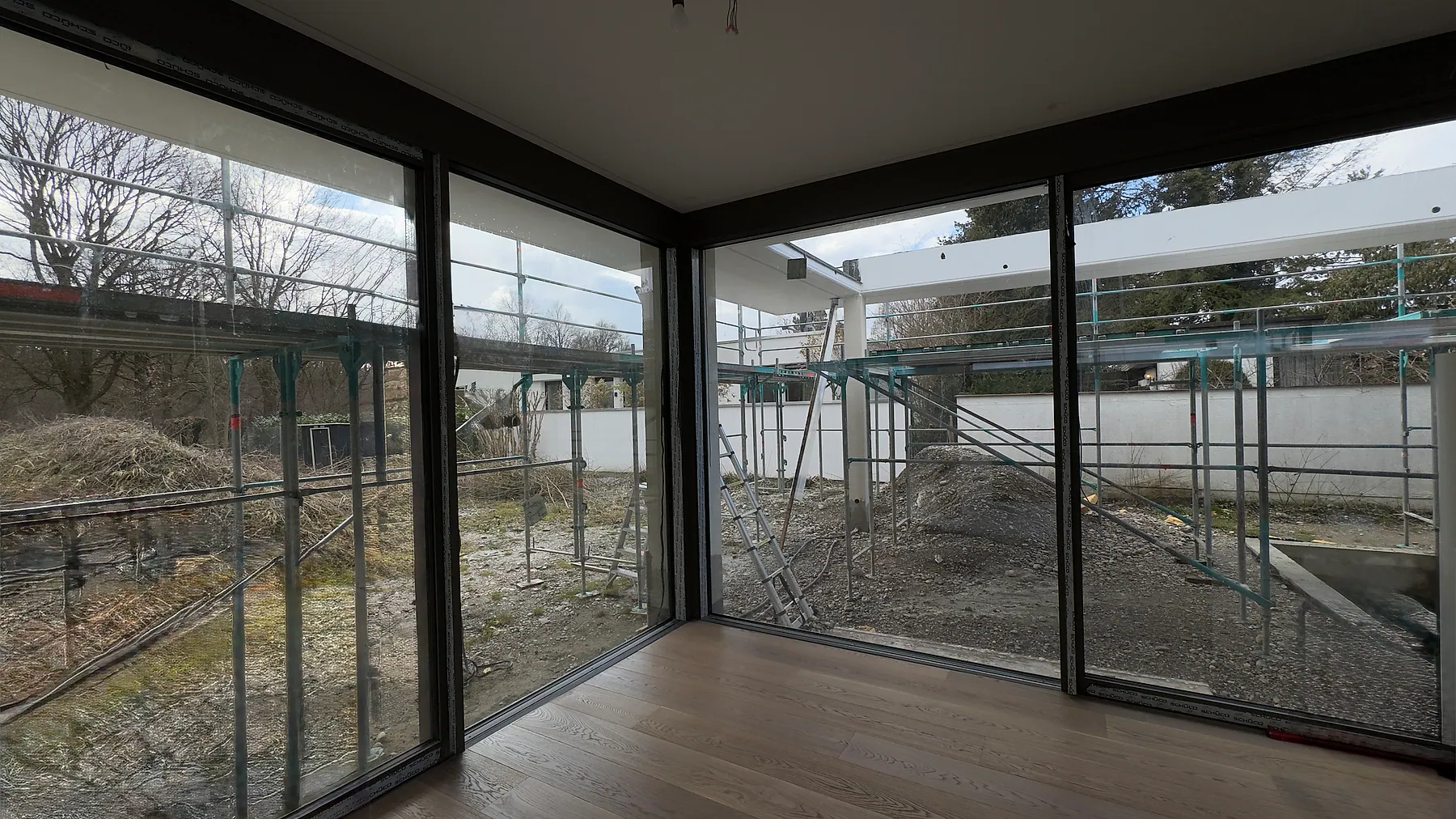 Corner glazing in a residential living space with aluminum framing – aluminum project reference featured on Projects & References | Custom Aluminum Windows