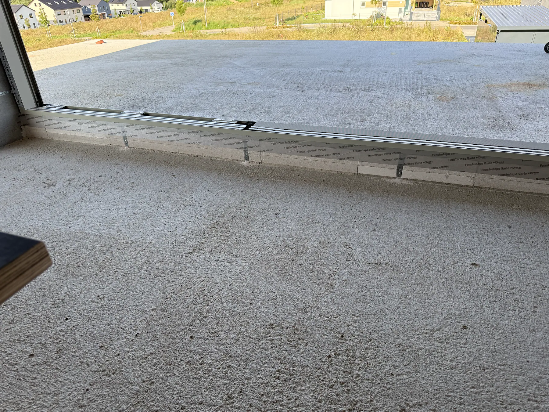 Low-threshold detail of an aluminum sliding door during – aluminum project reference featured on Projects & References | Custom Aluminum Windows