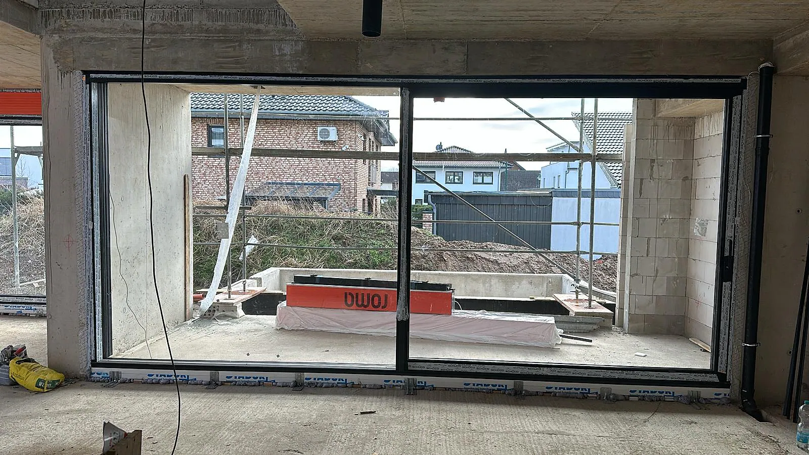 Full-height aluminum glazing installed in a residential building – aluminum project reference featured on Projects & References | Custom Aluminum Windows