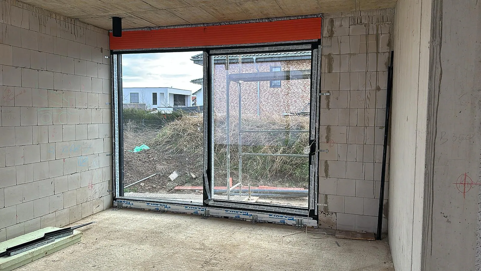 Floor-to-ceiling aluminum window with integrated exterior shading – aluminum project reference featured on Projects & References | Custom Aluminum Windows