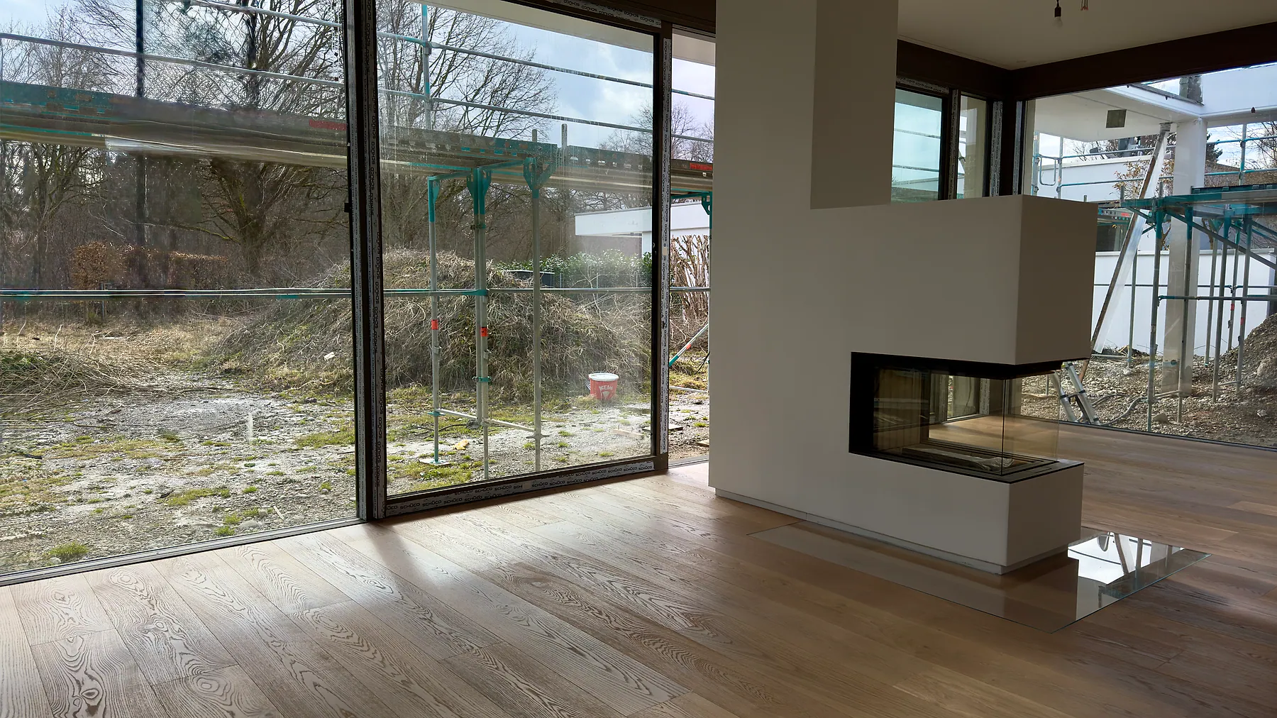 Open living space with panoramic aluminum glazing and fireplace – aluminum project reference featured on Projects & References | Custom Aluminum Windows