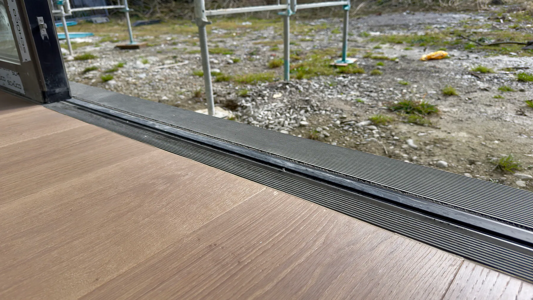 Low threshold detail for an aluminum sliding door – aluminum project reference featured on Projects & References | Custom Aluminum Windows
