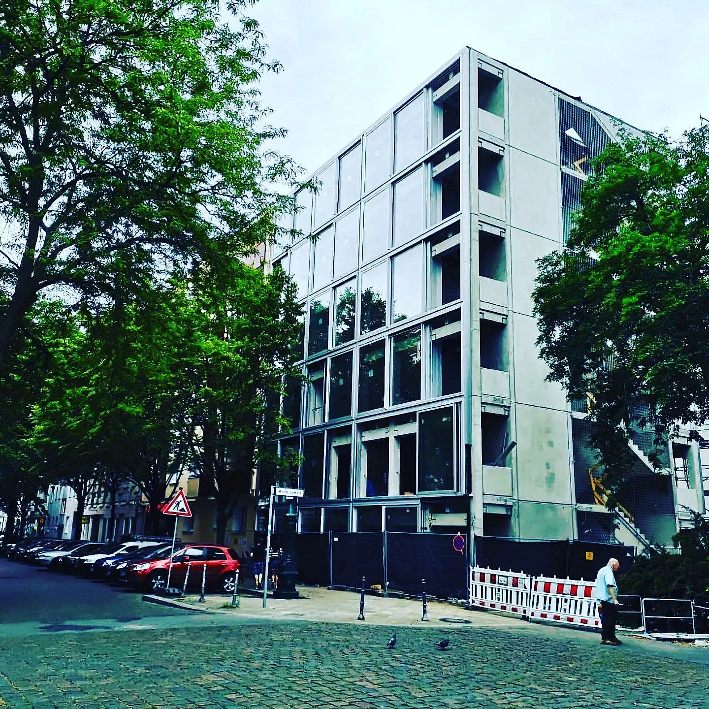 Urban building with a multi-story aluminum curtain wall – aluminum project reference featured on Projects & References | Custom Aluminum Windows