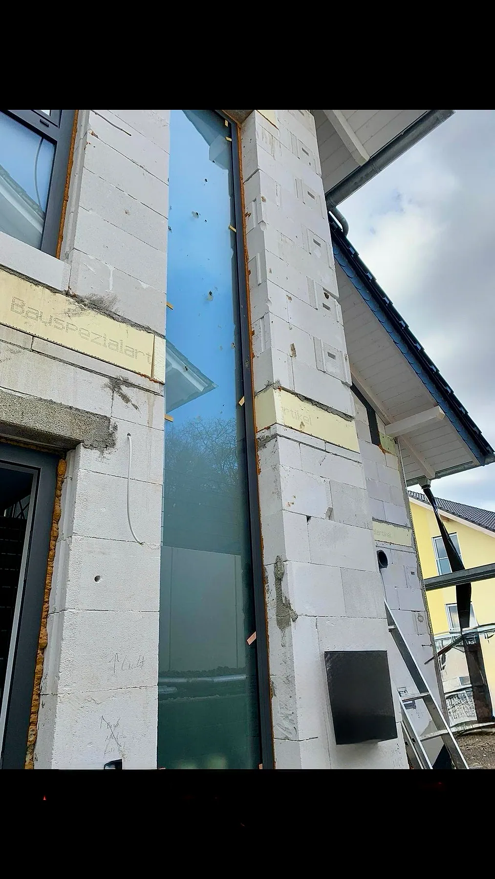 Tall fixed aluminum glazing in a residential façade – aluminum project reference featured on Projects & References | Custom Aluminum Windows